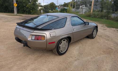 Additional Photo 2: 1984 Porsche 928